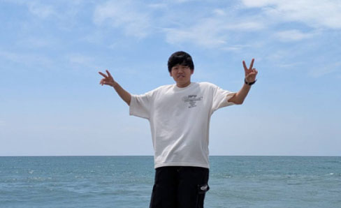 ダンス仲間と笑顔でポーズをとる生徒。ステージでの成長を実感中。