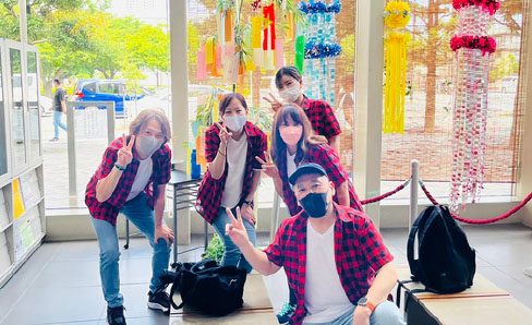 妻と息子と並んで笑う男性。家族でレットミーに通う楽しさを満喫中。