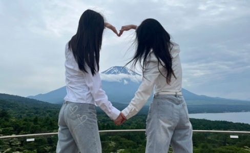 発表会の練習中、仲間と支え合う生徒たちの真剣な表情。