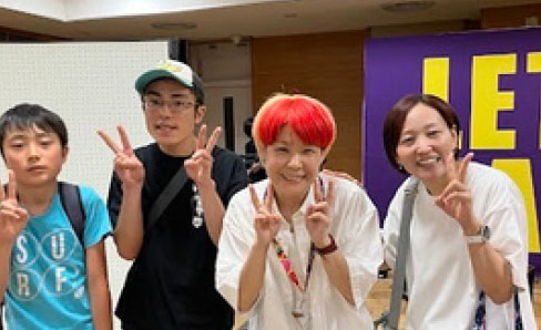 ダンス歴5年の女性が笑顔でポーズ。年齢を超えた仲間と楽しむ時間。