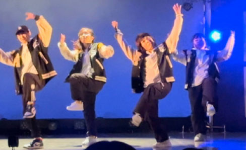 中学生の孫と並んで踊るシニア女性。夢のような時間を共有中。